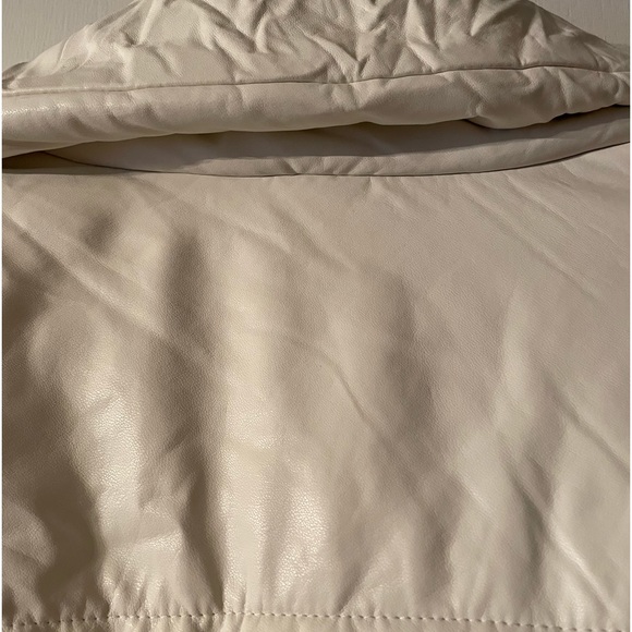 Large cream colored jacket. It’s a good looking jacket. Puffer. No tears. - Picture 3 of 13